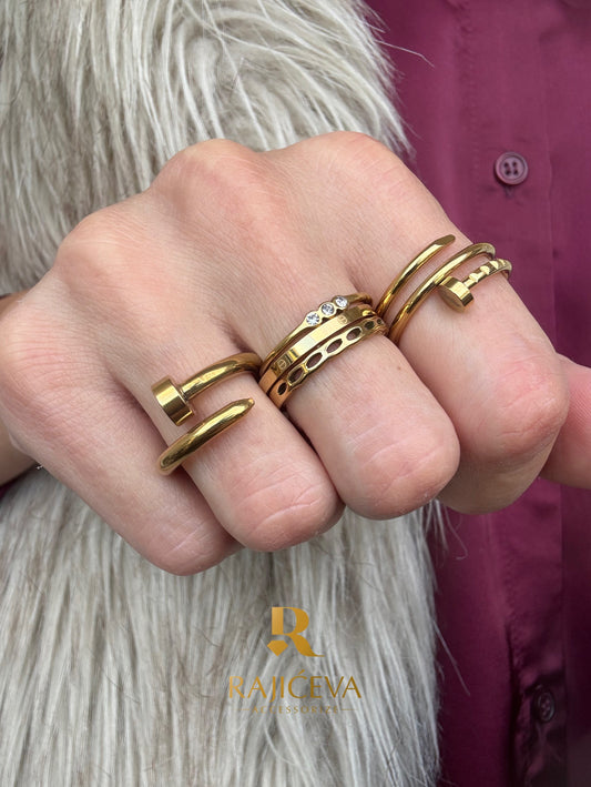 Love prsten u boji zlata od 316L hirurškog nerđajućeg čelika na ruci
