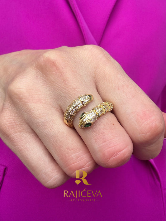 Zmijica zlatni prsten od hirurškog nerđajućeg čelika na ruci