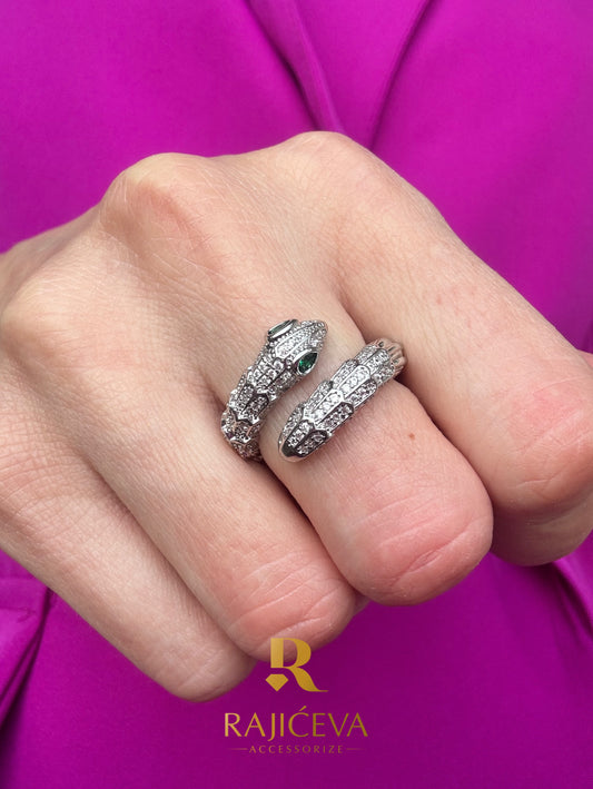 Zmijica srebrni prsten od hirurškog nerđajućeg čelika na ruci

