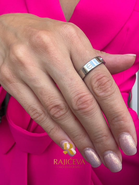 Love prsten u boji srebra od 316L hirurškog nerđajućeg čelika na ruci
