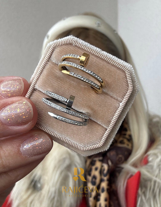 Detalj ekser prstena od hirurškog nerđajućeg čelika u boji srebra

