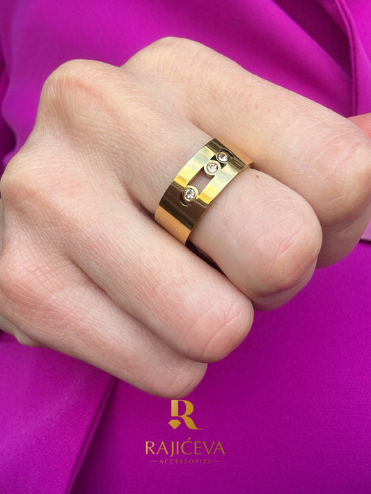 Coin prsten u boji zlata od hirurškog nerđajućeg čelika na ruci