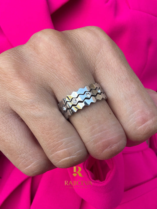 Lara 3u1 srebrni prsten od hirurškog nerđajućeg čelika na ruci