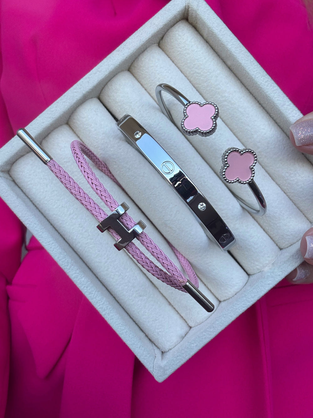set srebrnih narukvica sa roze i zelenom detelinom